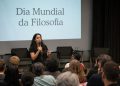 Debate público celebra o Dia Mundial da Filosofia em auditório.
