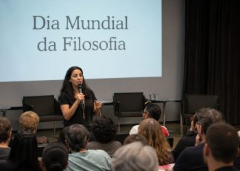 Debate público celebra o Dia Mundial da Filosofia em auditório.