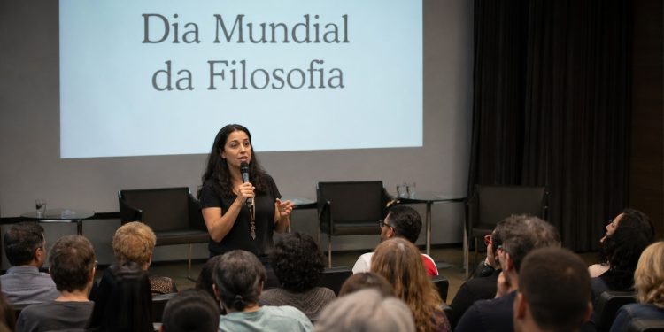 Debate público celebra o Dia Mundial da Filosofia em auditório.