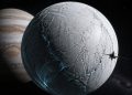 Sonda científica sobrevoa uma lua gelada com Júpiter ao fundo em busca de sinais de habitabilidade.