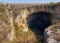 Cânion calcário com caverna monumental mostra uma paisagem preservada de valor científico.