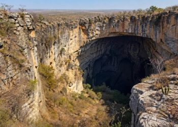 Cânion calcário com caverna monumental mostra uma paisagem preservada de valor científico.