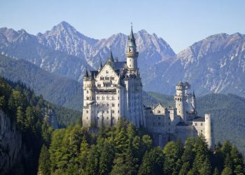 Palácio historicista entre montanhas alpinas mostra a força visual dos refúgios de Luís II da Baviera.