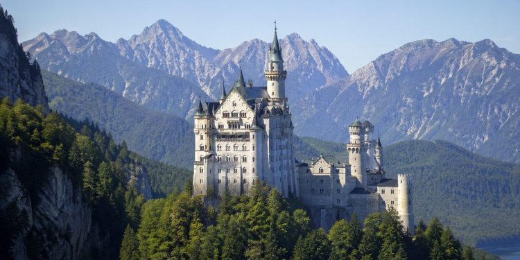 Palácio historicista entre montanhas alpinas mostra a força visual dos refúgios de Luís II da Baviera.