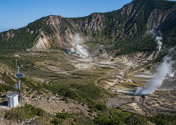 Estação científica monitora vapor e atividade geotermal em uma caldeira vulcânica.