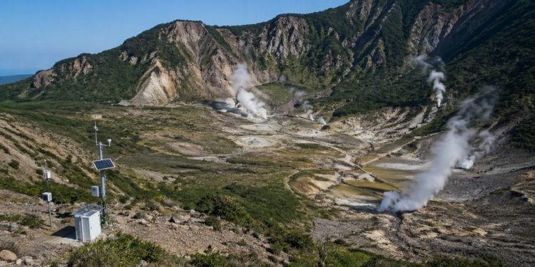 Estação científica monitora vapor e atividade geotermal em uma caldeira vulcânica.