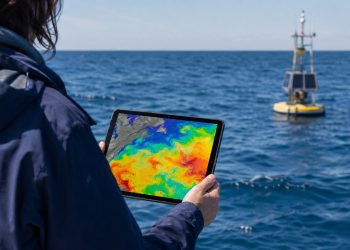 Cientista acompanha mapa de calor dos oceanos com apoio de dados coletados no mar.