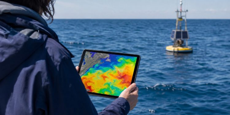 Cientista acompanha mapa de calor dos oceanos com apoio de dados coletados no mar.
