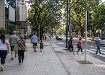 Rua com calçada segura e arborizada incentiva caminhada e atividade física na rotina.