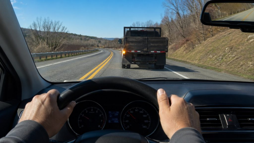 A leitura correta da pista ajuda o motorista a evitar ultrapassagens perigosas.