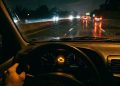 O que significa a luz do motor acesa no painel e quando você deve parar o carro imediatamente?