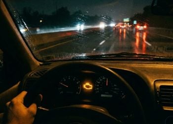 O que significa a luz do motor acesa no painel e quando você deve parar o carro imediatamente?