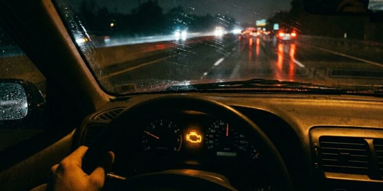Você liga o carro, olha para o painel e a luz do motor está acesa