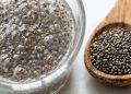Jovens misturam sementes de chia com água pura para manter a forma física, o que dizem os especialistas?