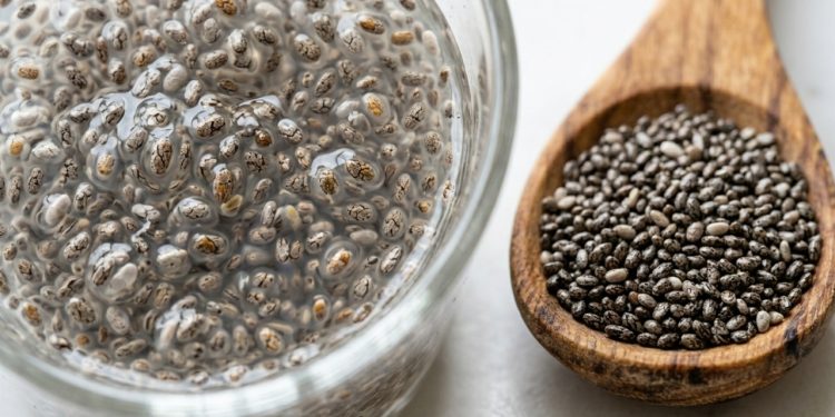 Jovens misturam sementes de chia com água pura para manter a forma física, o que dizem os especialistas?