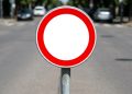 Qual é o significado da placa com círculo vermelho e fundo branco que está confundindo motoristas?