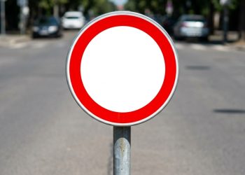 Qual é o significado da placa com círculo vermelho e fundo branco que está confundindo motoristas?