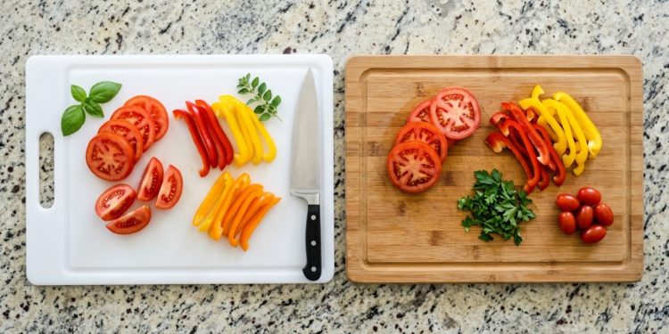 Adeus, tábua de madeira que mancha: alternativa na cozinha não absorve líquidos, não cria cheiro e dura mais