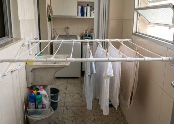Esse varal retrátil de cano de PVC é fácil de fazer e facilita a sua rotina no dia a dia