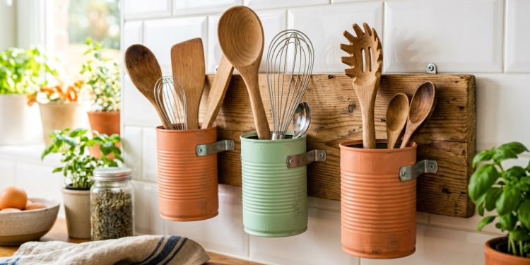 Latas velhas e um pedaço de madeira viram um organizador de cozinha criativo e barato com essa ideia genial
