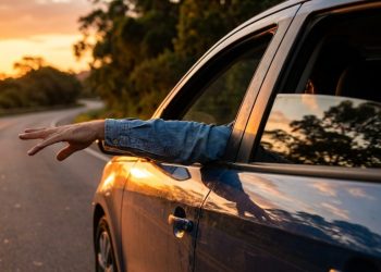 O que significa o gesto de “bater asas” que os motoristas fazem nas estradas?