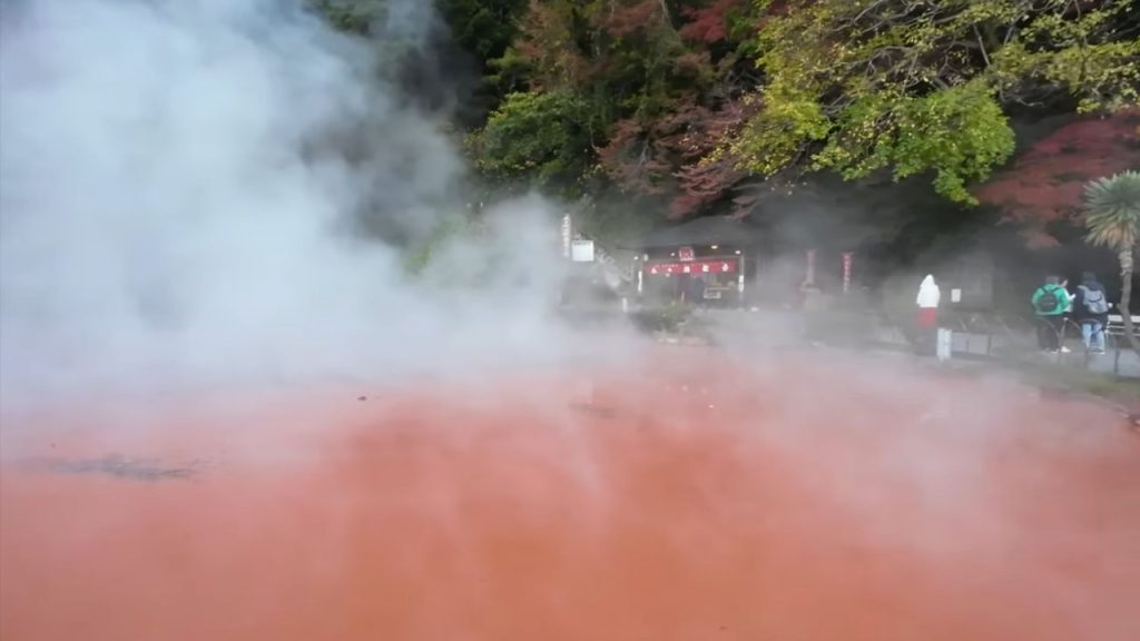 A ciência explica o fenômeno que transforma a água dessa lagoa em “sangue” no Japão