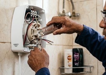 Esse é o valor que um eletricista cobra para trocar resistência do chuveiro e evitar banho frio ou curto elétrico