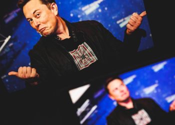 Citação do dia de Elon Musk: “Não confunda escolaridade com educação. Eu não estudei em Harvard, mas as pessoas que trabalham para mim estudaram”