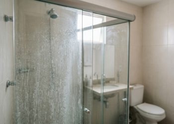 Quais os valores de trocar box de banheiro manchado e opaco ou restaurar o vidro com limpeza profissional