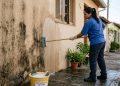 Essa solução limpa fachadas externas que escurecem com poluição gastando menos de R$ 20,00