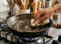 Com 4 colheres, sua frigideira velha ficará antiaderente novamente: um método barato que vale a pena tentar antes de jogá-la fora