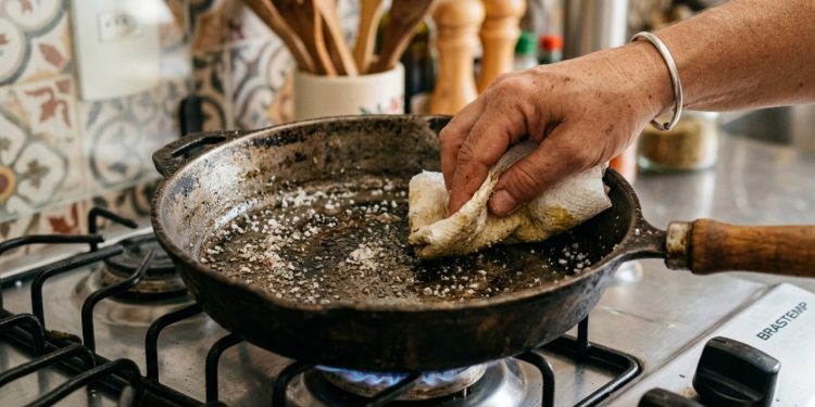 Com 4 colheres, sua frigideira velha ficará antiaderente novamente: um método barato que vale a pena tentar antes de jogá-la fora