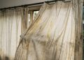 O truque que realmente funciona para deixar cortinas claras novamente sem danificar o tecido