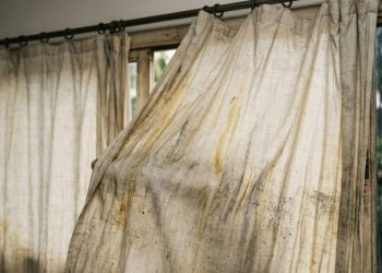 O truque que realmente funciona para deixar cortinas claras novamente sem danificar o tecido