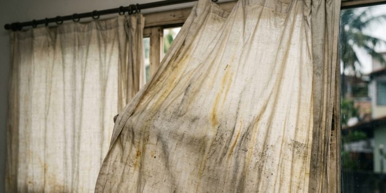 O truque que realmente funciona para deixar cortinas claras novamente sem danificar o tecido