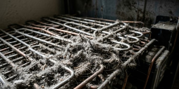 A maneira mais simples e segura de limpar a parte de trás da geladeira sem mover o eletrodoméstico