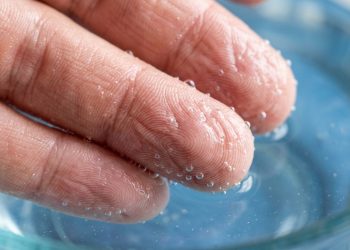 A pergunta de uma criança permitiu que cientistas demonstrassem que as rugas de expressão nos dedos, causadas pela água, são uma vantagem humana