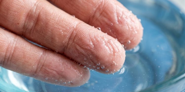 A pergunta de uma criança permitiu que cientistas demonstrassem que as rugas de expressão nos dedos, causadas pela água, são uma vantagem humana