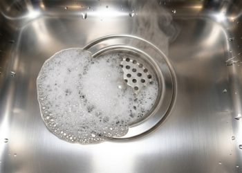 Você tem esse ingrediente em casa, e os encanadores o usam para desentupir qualquer pia em 30 segundos