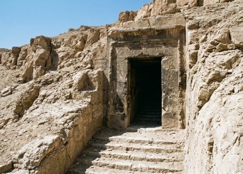 Tumba atribuída a Tutmés II reaparece em Luxor e muda a leitura da XVIII Dinastia.