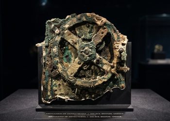 Engrenagens da máquina de Anticítera revelam a sofisticação de um mecanismo astronômico com mais de 2 mil anos.