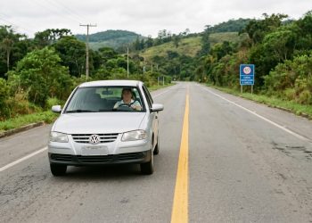 Linha amarela contínua indica proibição de ultrapassagem em trecho de maior risco.