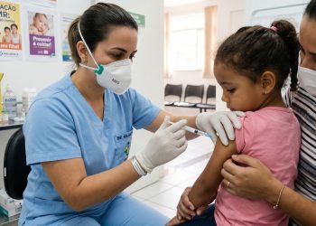 Aplicação da vacina MMR em clínica para reforçar a proteção contra o sarampo.