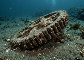 Objeto metálico submerso preservado entre sedimentos marinhos