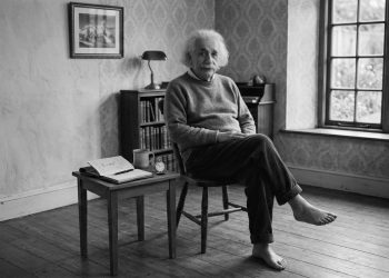 Einstein não usava meias e a ciência do cérebro explica por que eliminar decisões triviais pode proteger sua capacidade cognitiva