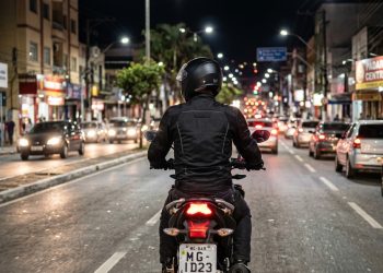 Motociclista roda à noite com viseira cristal abaixada para manter a visibilidade e a proteção.
