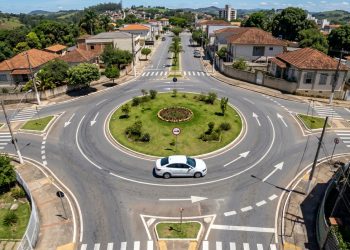 Circulação correta na rotatória evita conflitos e mantém a previsibilidade entre os veículos.