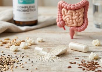 Iogurte e cápsulas probióticas representam o cuidado diário com o microbioma intestinal
