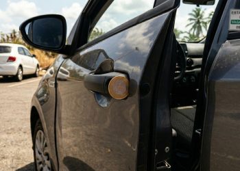 Moeda colocada na maçaneta impede abertura normal da porta