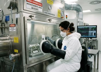 Sistema de isolamento analisa amostra de Marte com contenção rigorosa e ambiente ultralimpo.